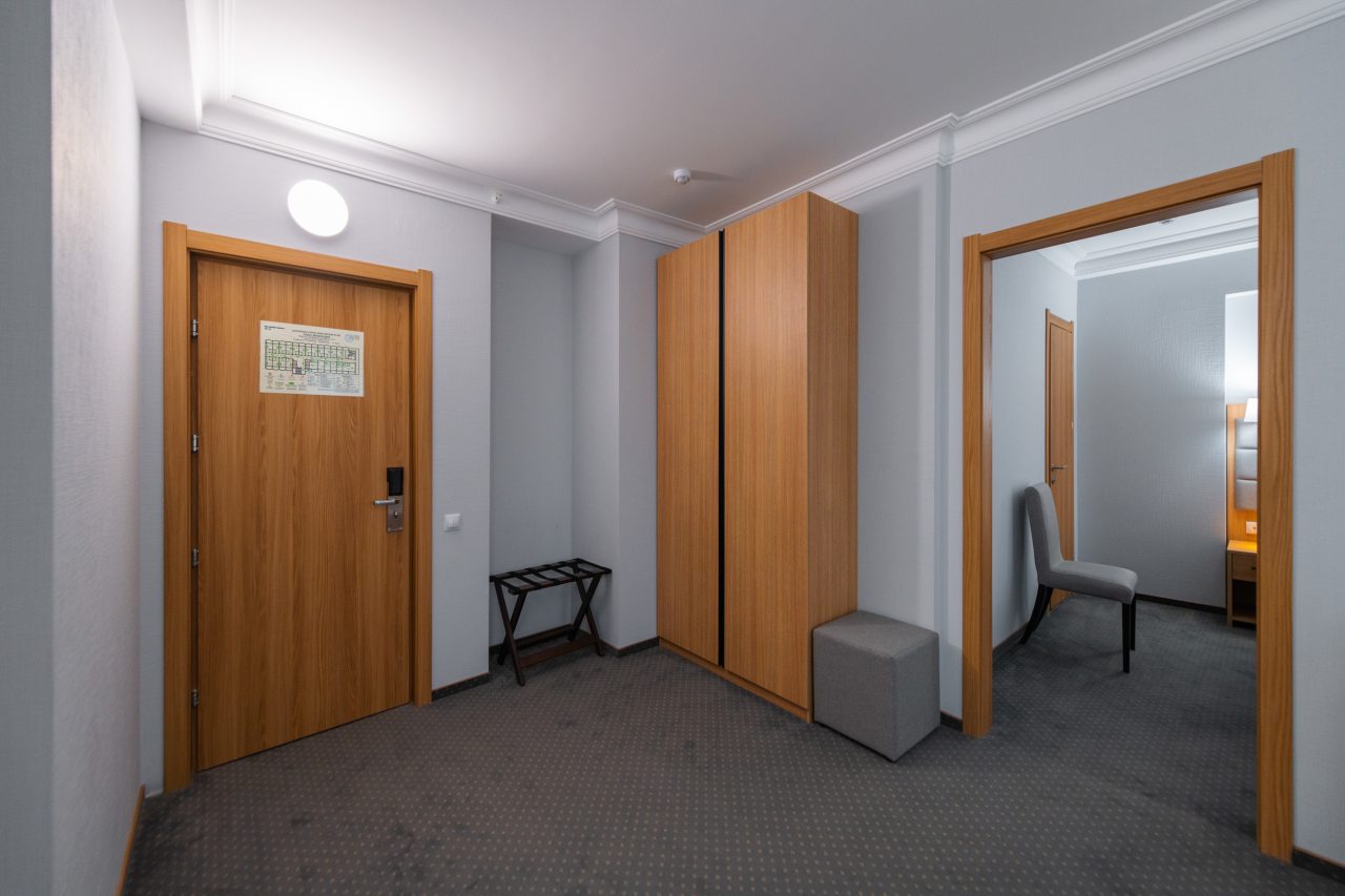 Люкс (Junior Suite двухкомнатный с балконом), Отель Ленинград