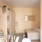 Апартаменты (Тишина и колокола у Ярославского кремля, однокомнатные апартаменты, на первом этаже), Апарт-отель У монастыря