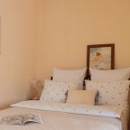 Апартаменты (Тишина и колокола у Ярославского кремля, однокомнатные апартаменты, на первом этаже), Апарт-отель У монастыря