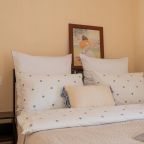 Апартаменты (Тишина и колокола у Ярославского кремля, однокомнатные апартаменты, на первом этаже), Апарт-отель У монастыря