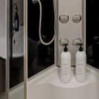 Апартаменты (Тишина и колокола у Ярославского кремля, однокомнатные апартаменты, на первом этаже), Апарт-отель У монастыря