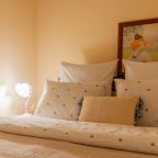 Апартаменты (Тишина и колокола у Ярославского кремля, однокомнатные апартаменты, на первом этаже), Апарт-отель У монастыря