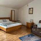 Апартаменты (На мансарде однокомнатные Welcome2Yar у Ярославского кремля), Апарт-отель У монастыря