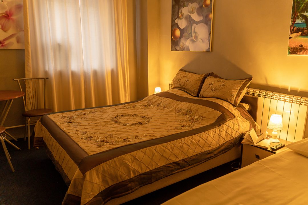 Трёхместный и более (Трехместный номер с двуспальной и односпальной кроватями) мини-отеля Рубин, Ярославль