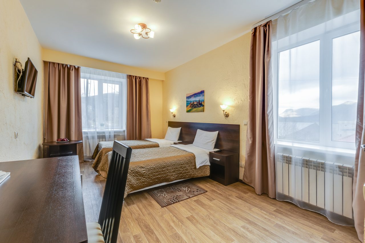 Двухместный (Улучшенный двухместный номер с двумя отдельными кроватями) отеля ПиК, Кировск (Мурманская область)