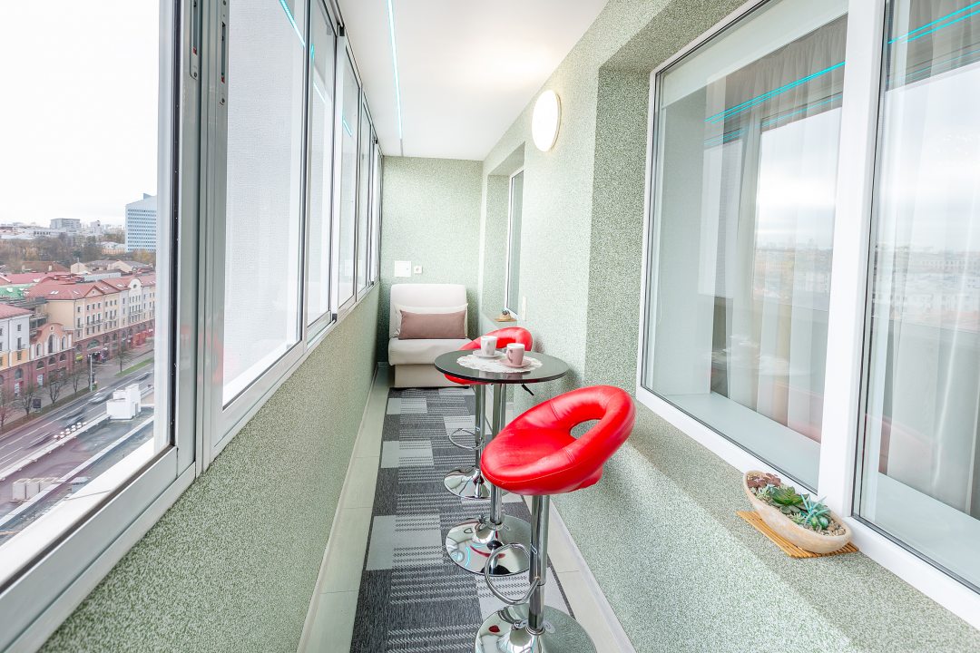 Лоджия с панорамным видом, оборудованная для отдыха гостей.. Квартира Apartments Nemiga 8. City Center