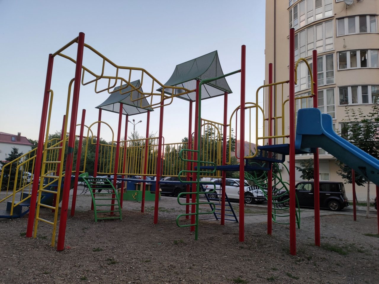 Детская площадка, Апартаменты Европлюс возле ЖД вокзала