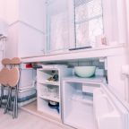 Микроволновая печь, холодильник, индукционная плитка, электрический чайник, посуда