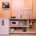 Микроволновая печь, холодильник, индукционная плитка, электрический чайник, посуда