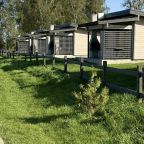 вид на озеро с гостевых домов