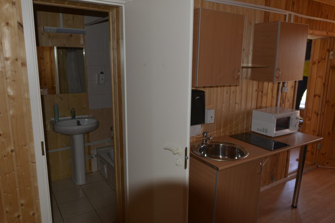 Четырехместный (Двухкомнатный четырехместный номер с удобствами на 2 комнаты) базы отдыха Карелия, Кондопога