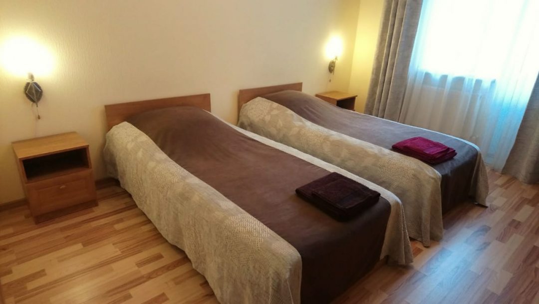 Двухместный (Стандартный двухместный номер с двумя односпальными кроватями на 2 этаже) мини-отеля Легенда, Домбай