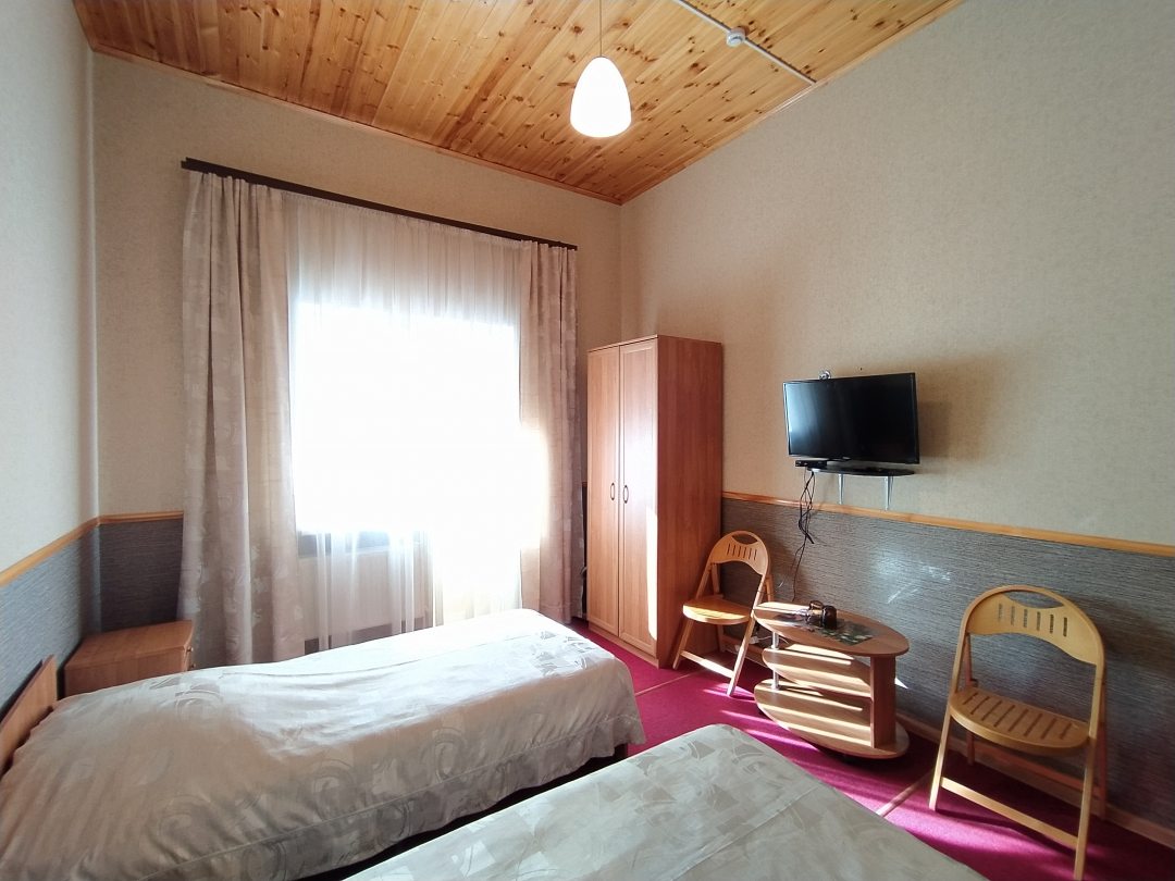 Двухместный (Стандартный двухместный номер с двумя односпальными кроватями на 3 этаже) мини-отеля Легенда, Домбай