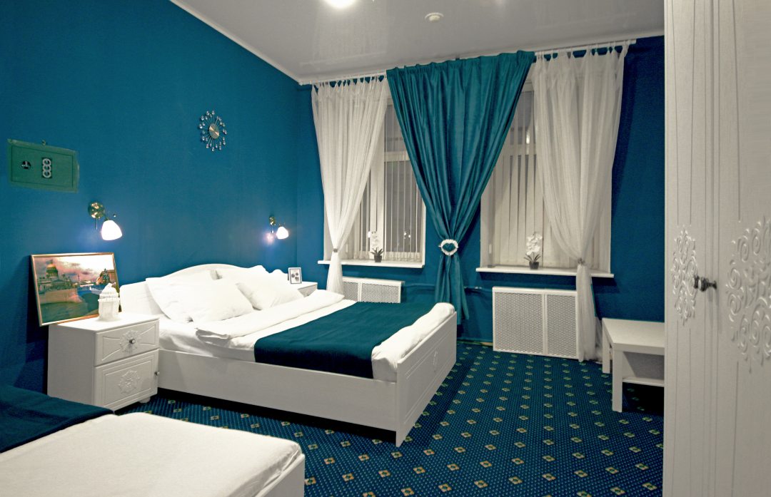 Трёхместный и более (Семейный номер с большой кроватью и маленькой кроватью) мини-отеля Мосты Питера, Санкт-Петербург