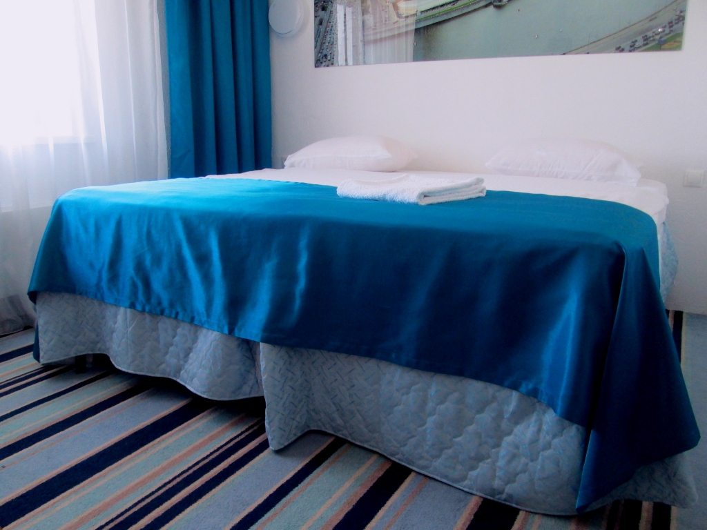 Двухспальная кровать в номерах. Гостиница GlobalSkyHotels