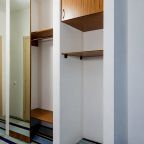 Twin: шкаф, полки и зеркало