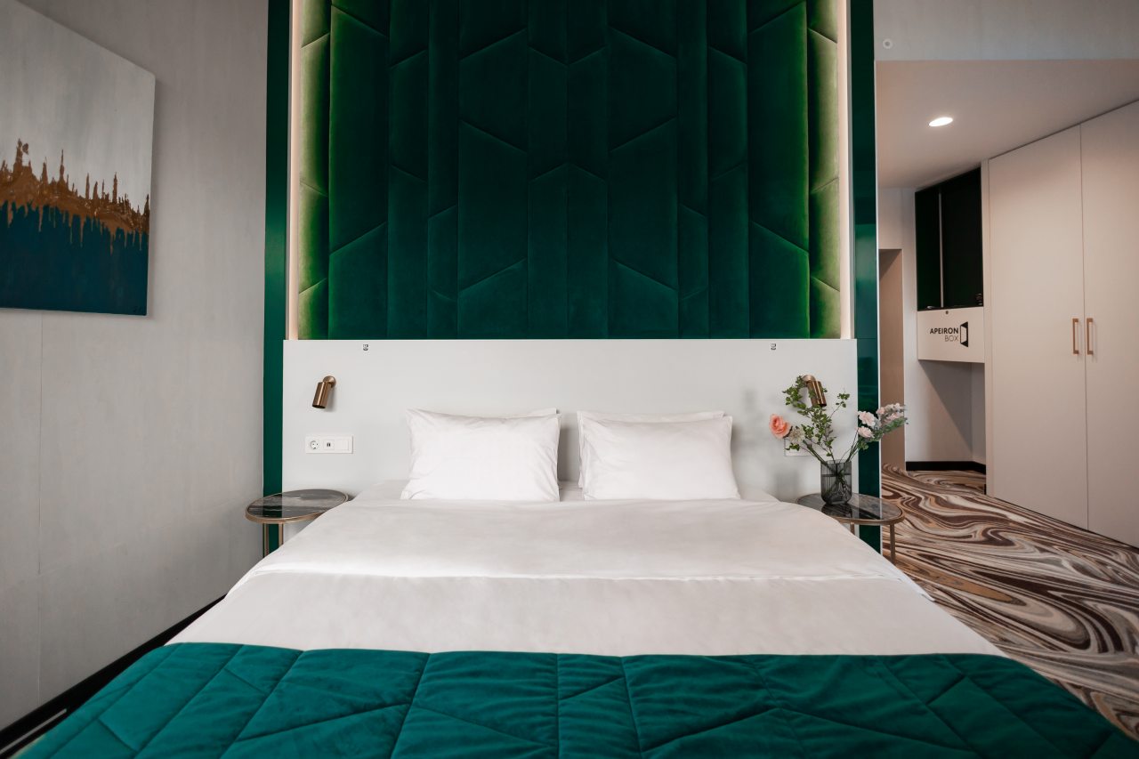 De Luxe (Люкс с видом на Кремль), Отель ApeironSpace