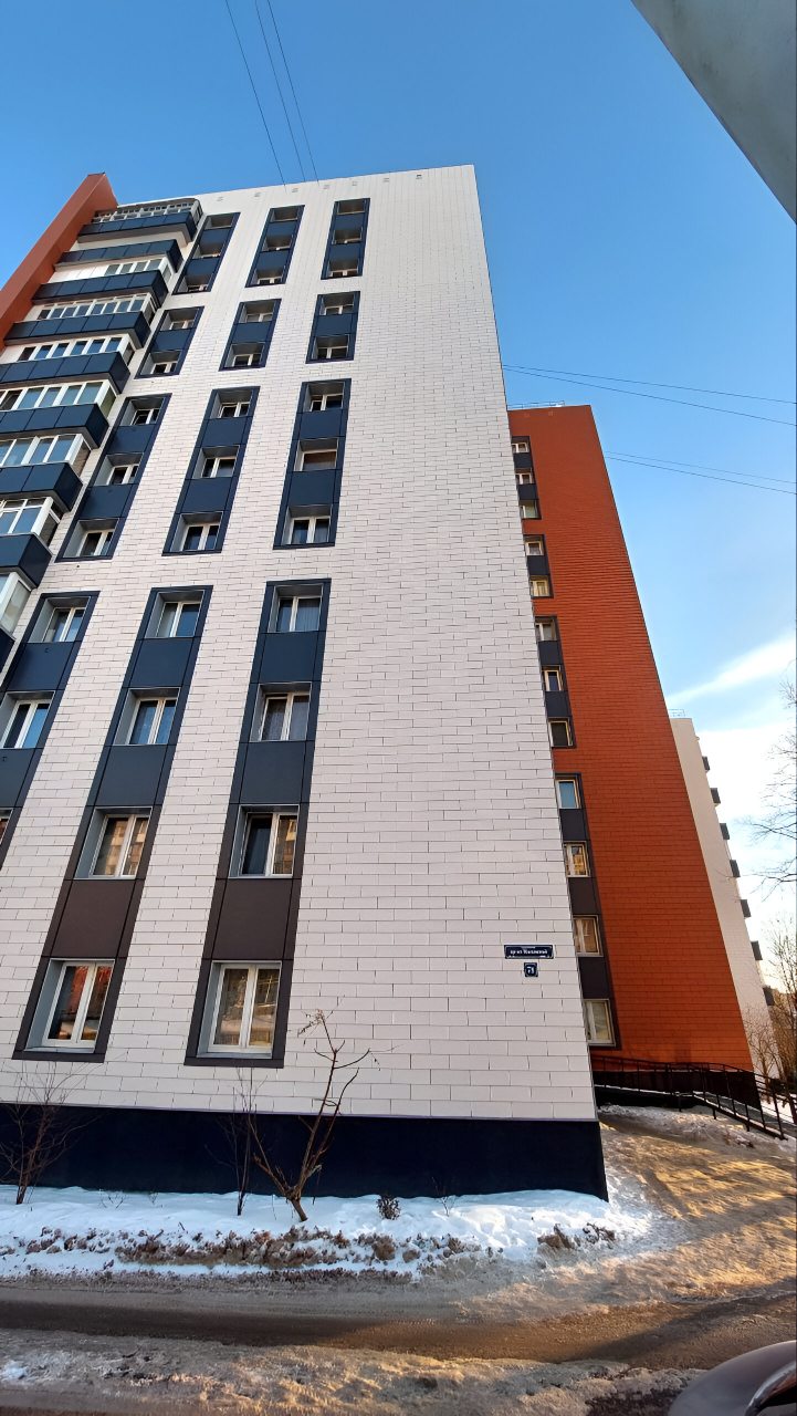 Фасад дома с адресной  табличкой