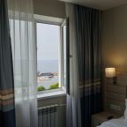 Вид на Амурский залив, Отель Экватор