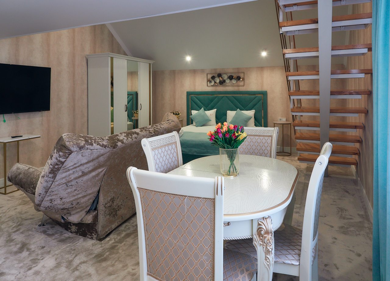 Двухэтажный большой номер для большой семьи