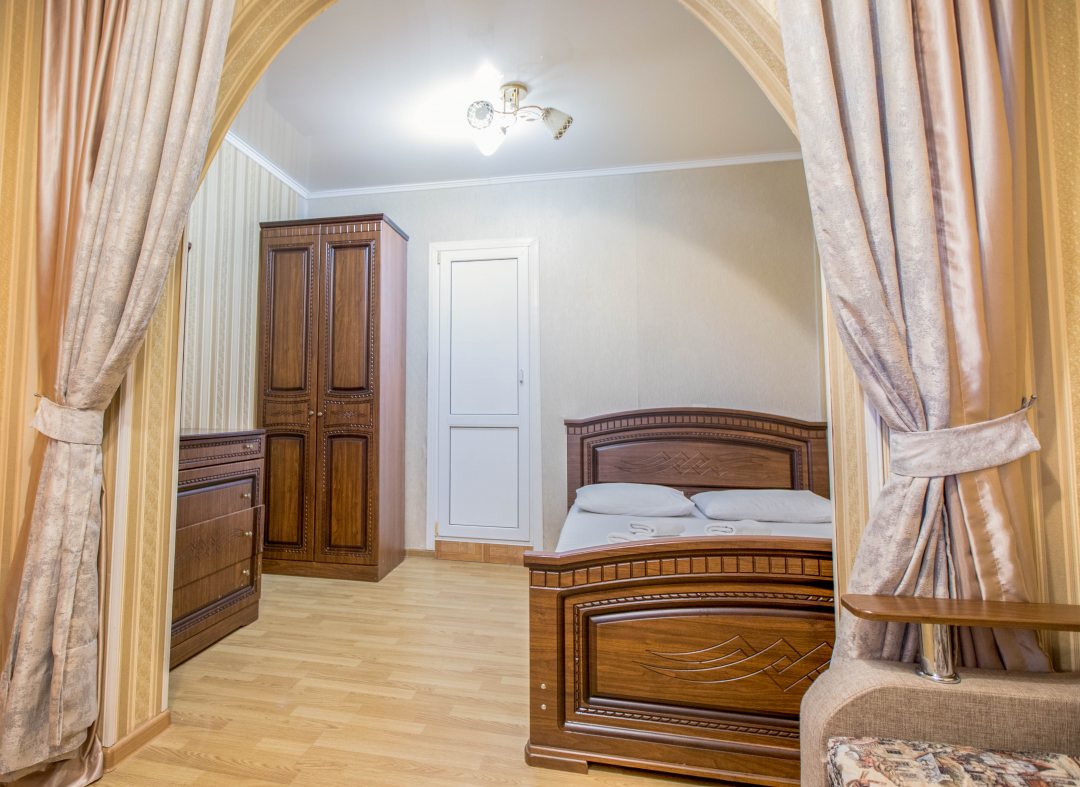Двухместный (Стандартный номер с кроватью king size с большим диваном) гостиницы Три пальмы, Сириус