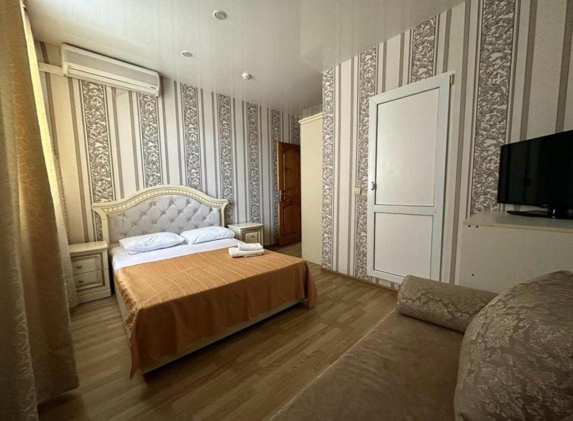 Гостиница Три пальмы, Сириус