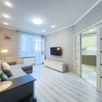 Раскладной двухместный диван в гостиной зоне