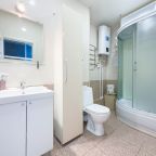 Ванная комната с душевой кабиной, умывальником и бойлером. В