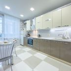 Кухонная зона с техникой и встроенной стиральной машиной