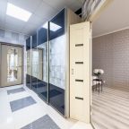 Вместительный шкаф-купе с зеркальными дверцами в прихожей.