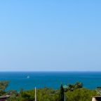 Вид с лоджии  на море. До набережной 10-12 минут пешком