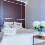 Двуспальная кровать с подсветкой в потолке