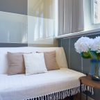 Бесшовный двуспальный диван с мягкими подушками.