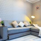 Угловой двухспальный диван в гостиной