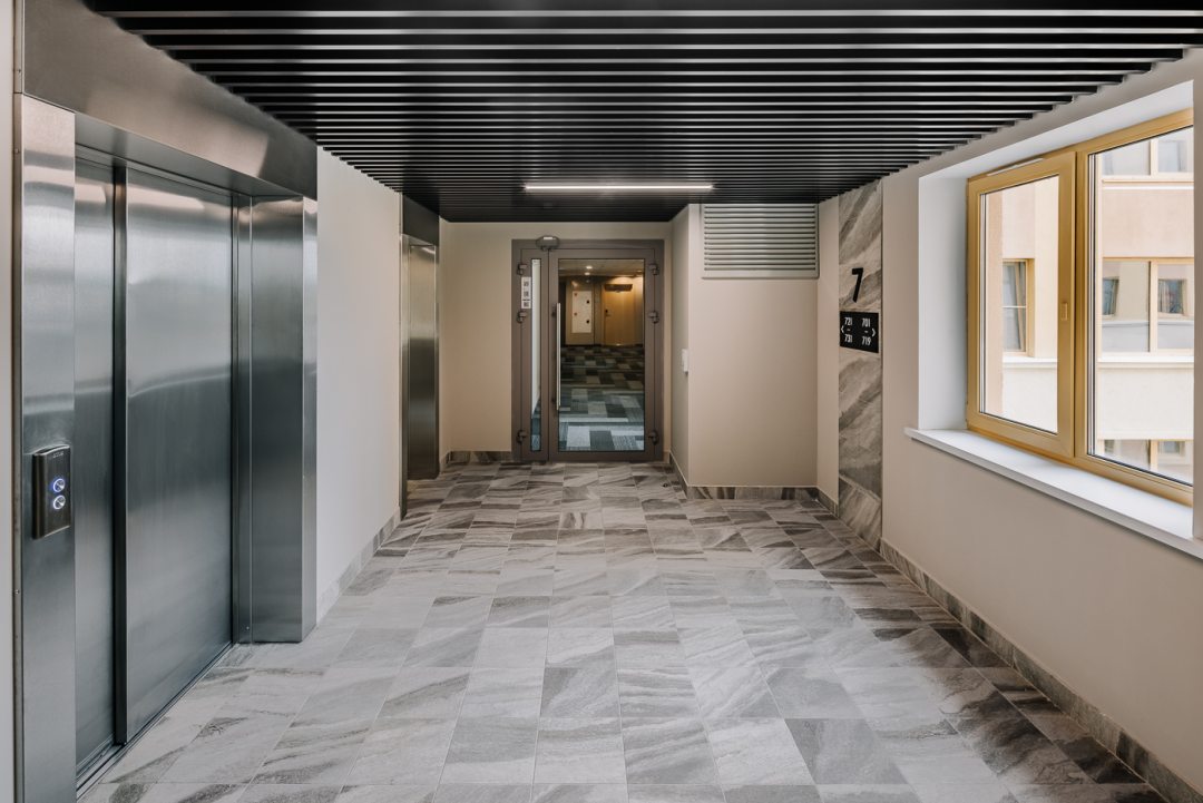 Лифтовая зона на гостевом этаже. Апарт-отель Putilov Avenir