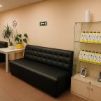 Мягкие диваны в коридоре