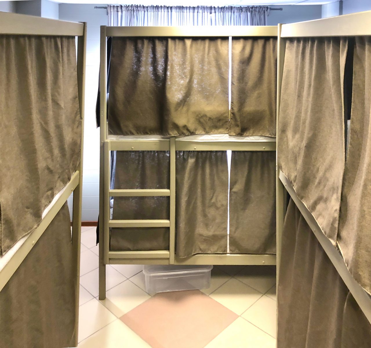 У каждой кровати шторки