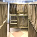 У каждой кровати шторки