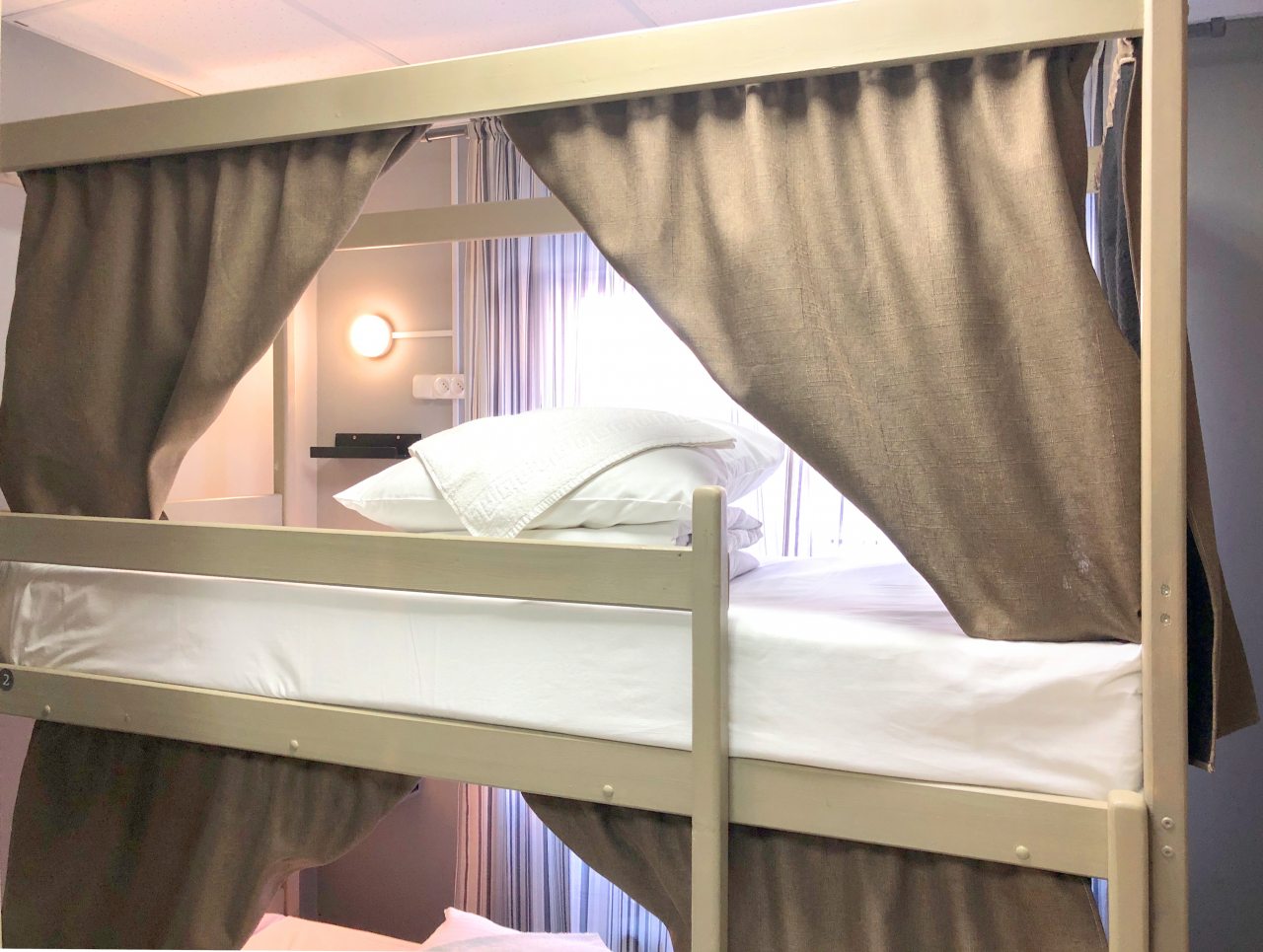 У каждой кровати полка,розетка,светильник