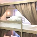 У каждой кровати полка,розетка,светильник