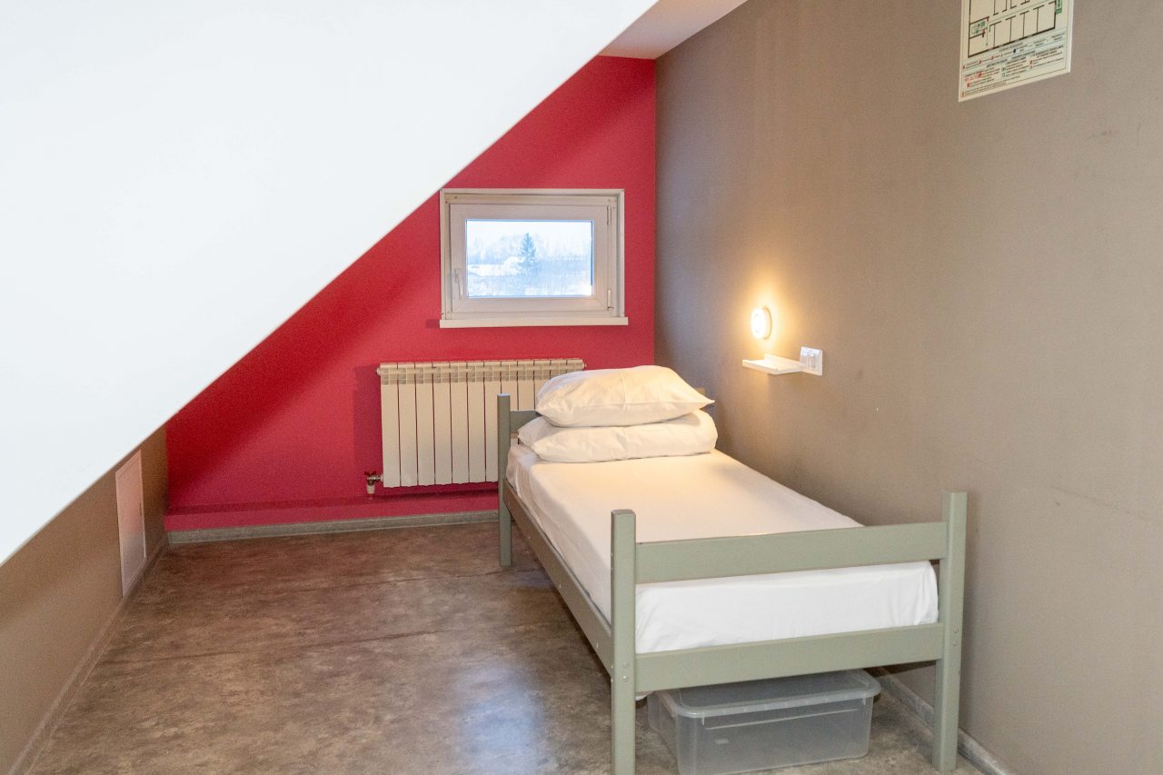 Односпальная кровать в комнате на 3 человека