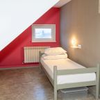 Односпальная кровать в комнате на 3 человека