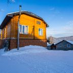 Стоянка на 4 места, этого достаточно, расчищена от снега.