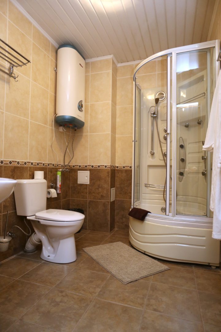 Сьюит (Сьют 203), Отель Эпос