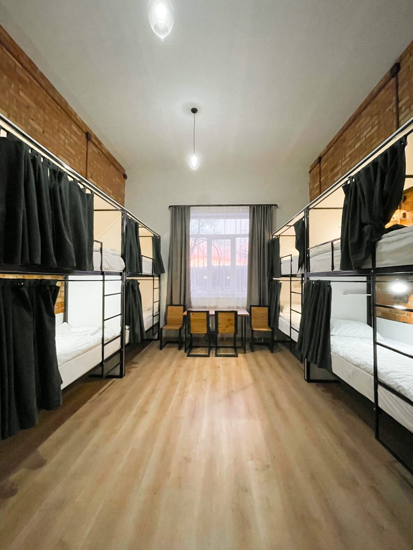 Восьмиместный (Кровать в 8-местном номере (смешанный)) отеля VERANDA, Курган