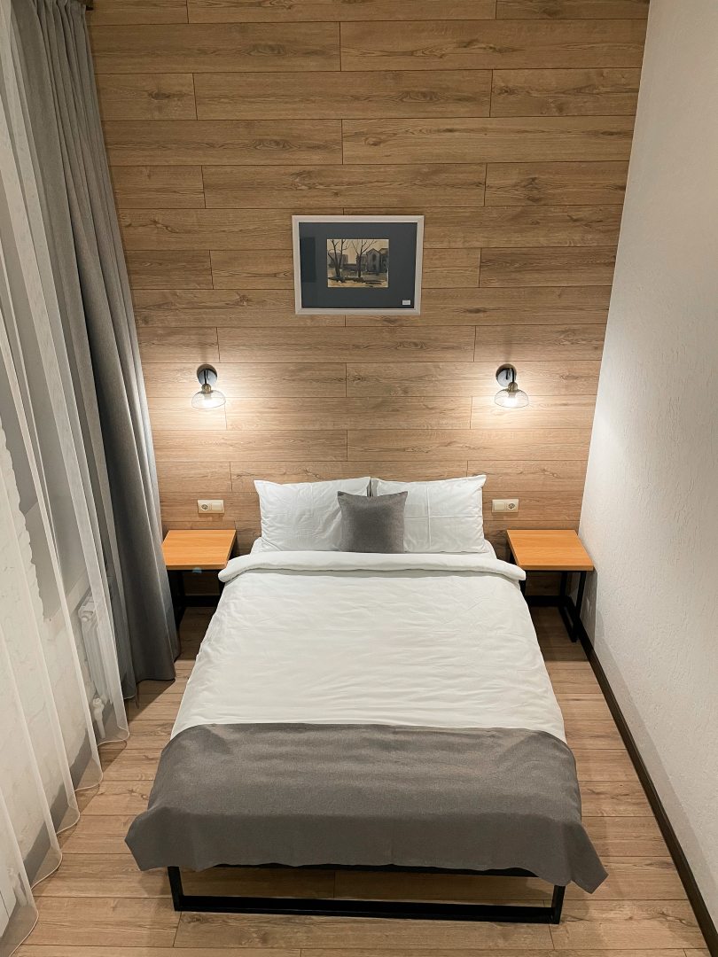 Четырехместный (Стандарт с 1 двухспальной кроватью + 2 односпальные кровати) отеля VERANDA, Курган