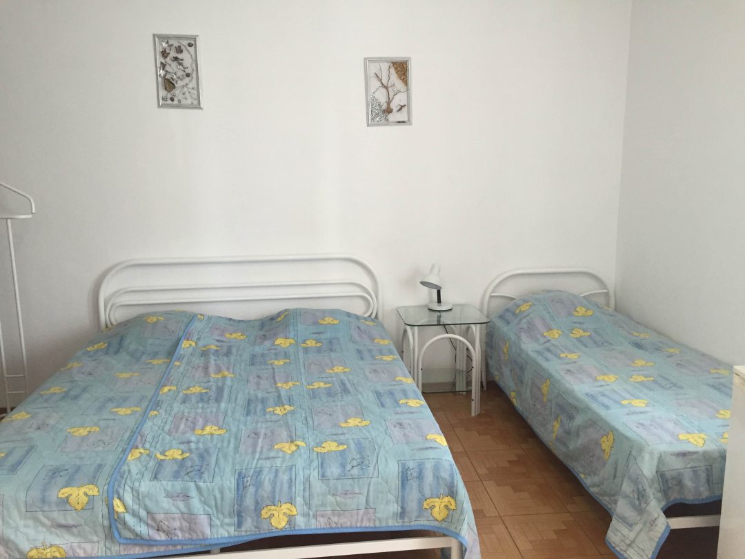 Трёхместный и более (Однокомнатная с двухместной большой кроватью + 2 одноместных кроватей и выходом на террасу) гостевого дома Солнечный Бриз, Солнечногорское, Крым