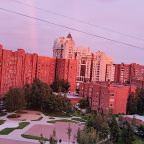 Окна во двор, шума от городского транспорта нет.
