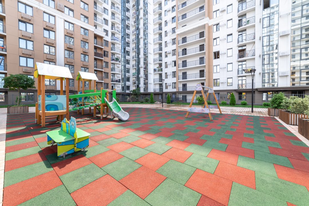 Детская площадка, Двухкомнатные Апартаменты в ЖК Альпийский Квартал