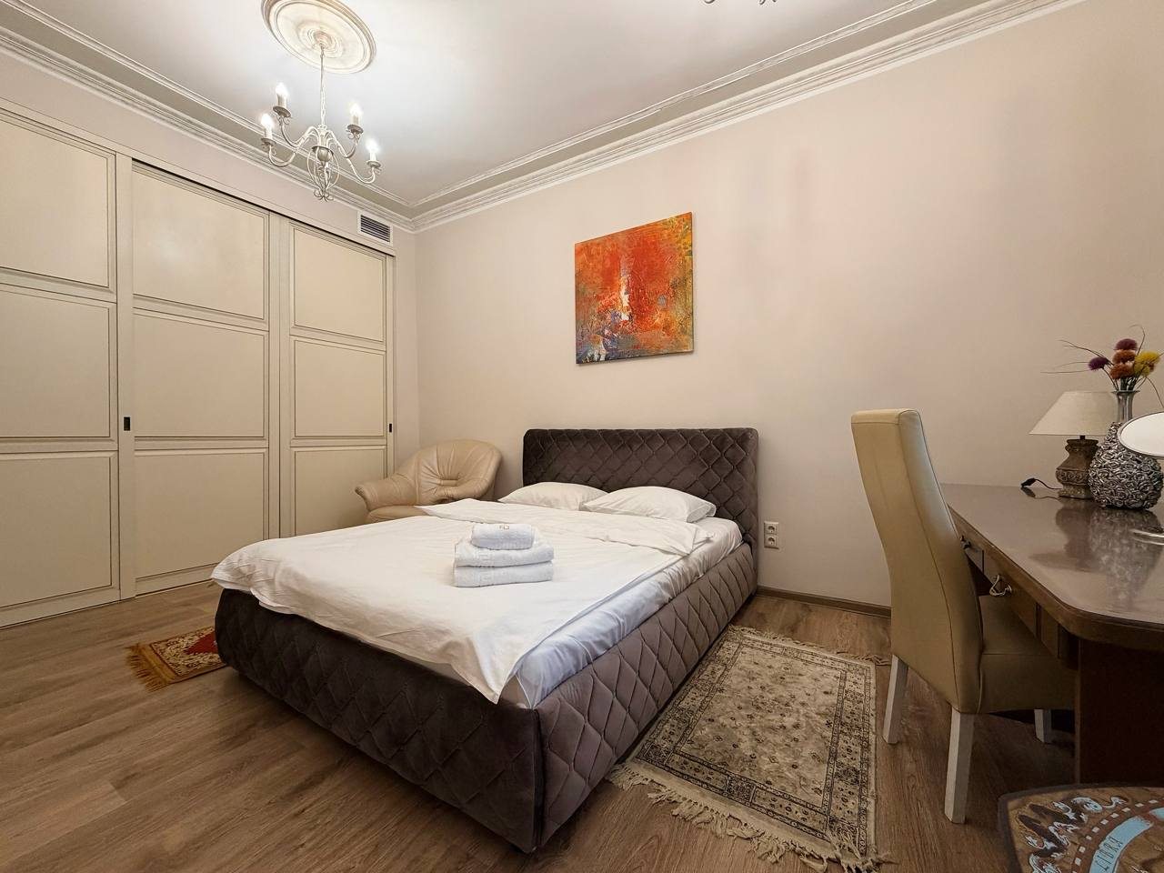 Восьмиместный (Красивые 4-комнатные апартаменты в центре Минска (пр-т Независимости, 23)), Апартаменты Home Apart пр-т Независимости 22-23